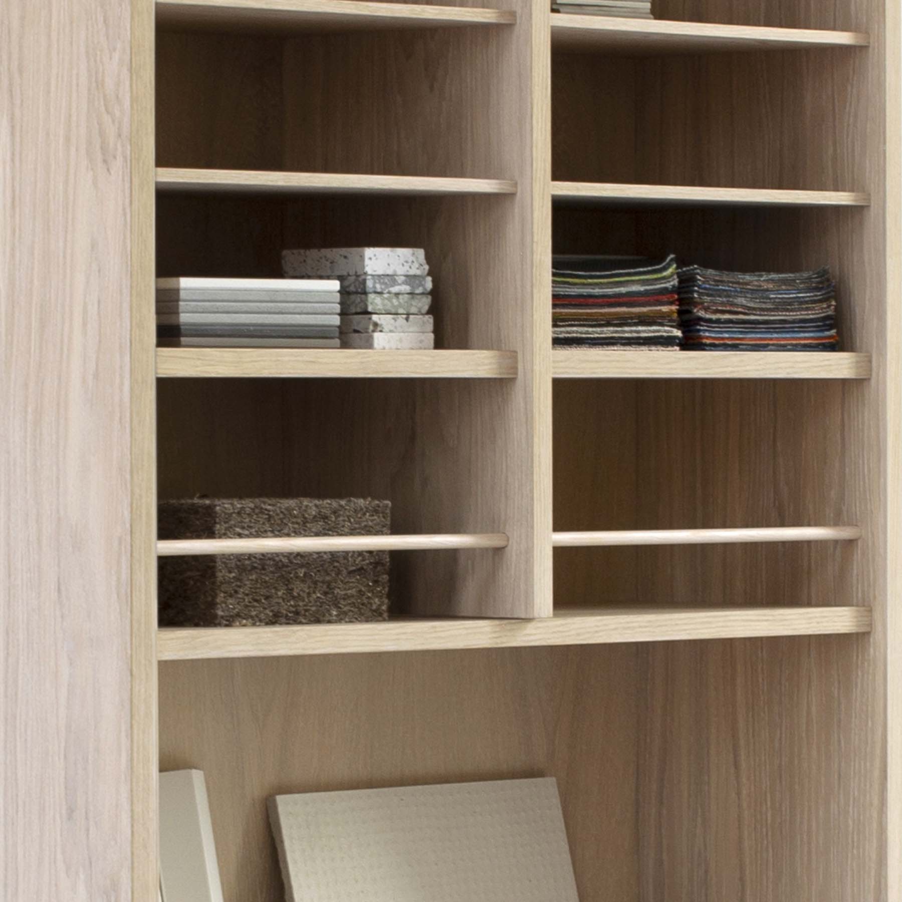Shelving system in oak veener 